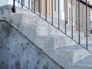 Photo d'un escalier en béton.