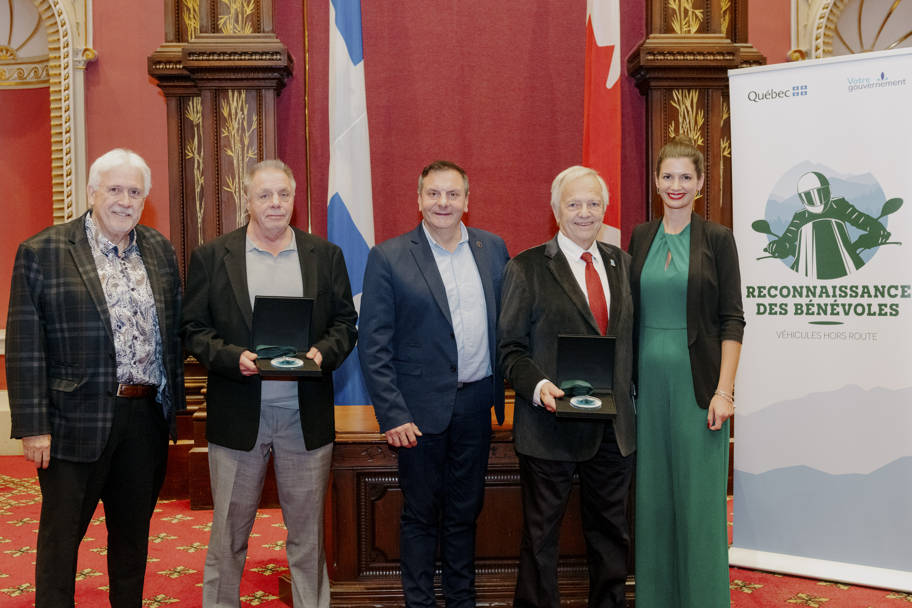 Récipiendaires des prix d’Excellence accompagnés de leur président. De gauche à droite : Fjord de Saguenay-Lac-Saint-Jean - Élzéar Houde du Club Quad du Fjord; et Région de la Capitale-Nationale - Jean Mainguy du Club motoneige de St-Raymond