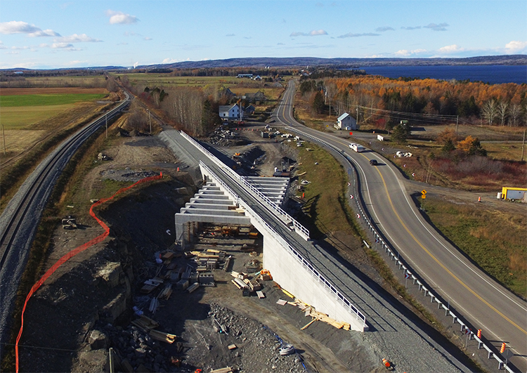 Le pont d’étagement lors de sa construction. Remarquez, à gauche, la déviation temporaire de la voie ferrée. (Photo : André Beaulieu)