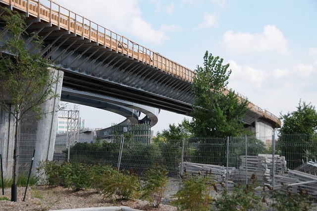 Les deux ponts d’étagement au-dessus des voies ferrées du CN et du CP pour créer un lien direct entre le centre-ville de Montréal et l’aéroport via l’autoroute 20.