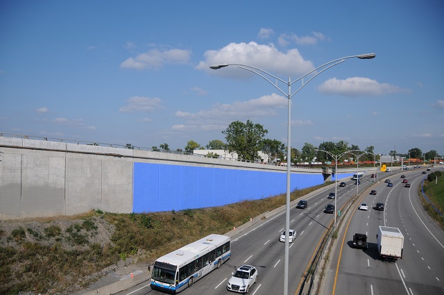 Une partie du parcours Bleu de bleu de l’artiste Alain Paiement sur un tronçon de l’autoroute 20 à Dorval.