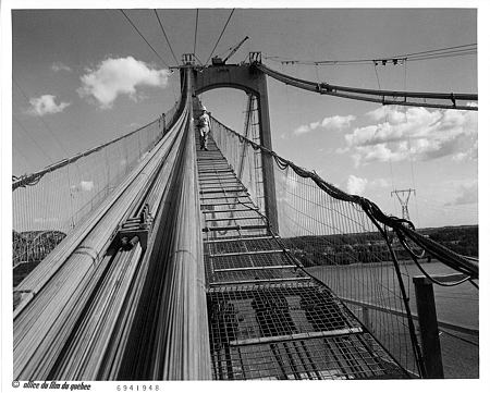 Construction du pont Pierre-Laporte au-dessus du fleuve Saint-Laurent. Confection des câbles porteurs.