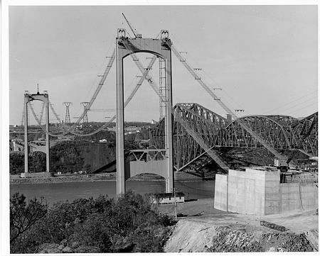 Construction du pont Pierre-Laporte au-dessus du fleuve Saint-Laurent. Confection des câbles porteurs.