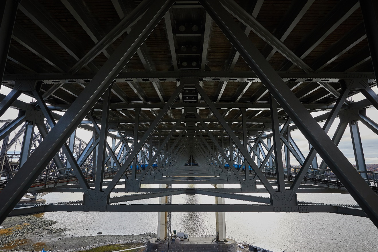 Charpente d’acier du tablier du pont qui surplombe le fleuve Saint-Laurent.
