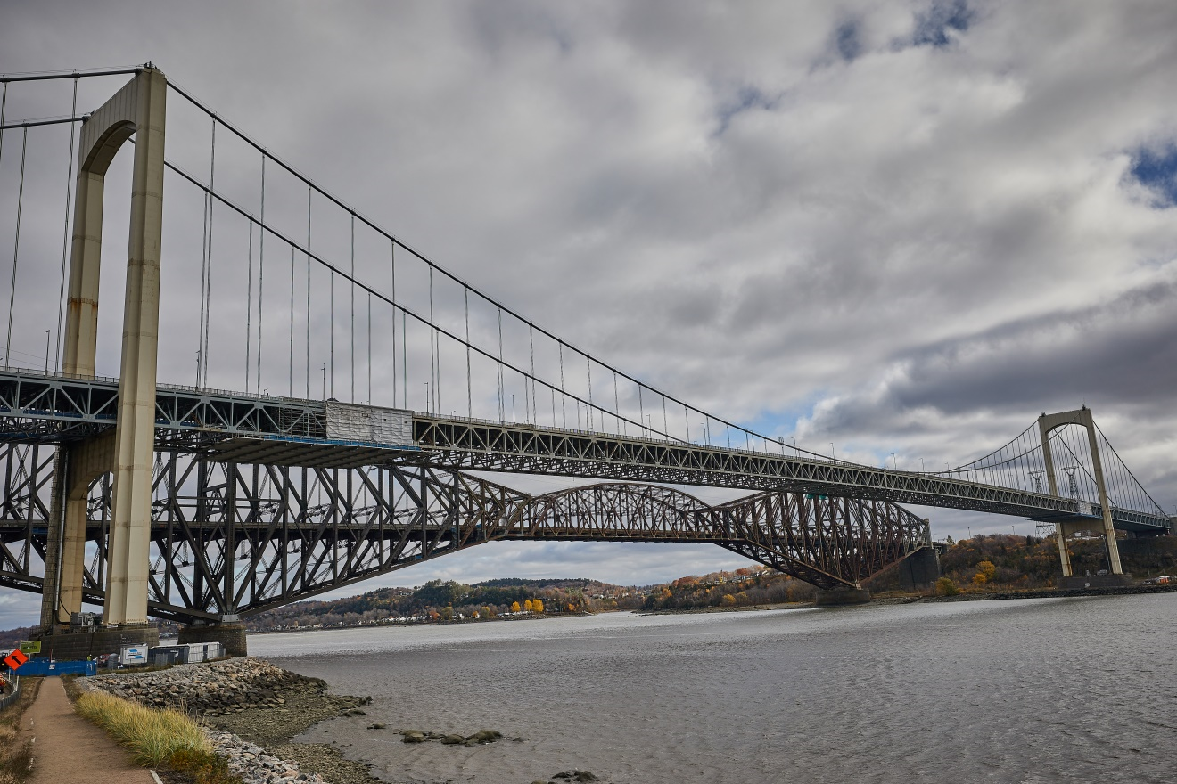 Le pont Pierre-Laporte et le pont de Québec.