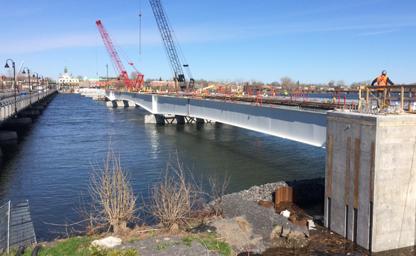 Mai 2018 – travaux d’érection de la charpente métallique du pont fixe.
