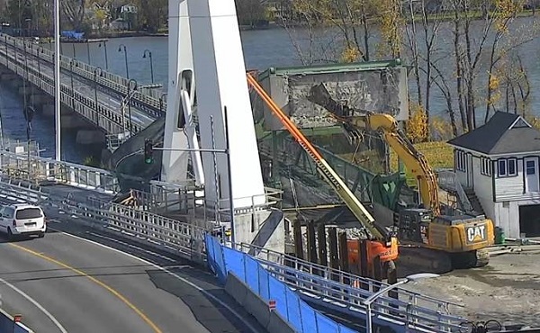 Octobre 2019 – démolition du contrepoids de l’ancien pont.