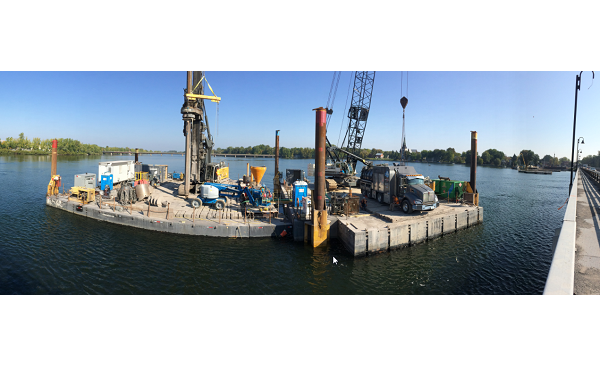 Septembre 2017 – rivière Richelieu. Installation sur barges pour effectuer les travaux de forage des pieux caissons à l’une des six piles du pont fixe.
