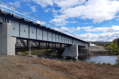Nouveau pont construit au-dessus de la rivière Cascapédia dans la municipalité de Cascapédia–Saint-Jules.