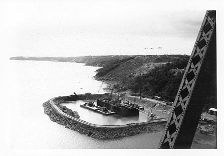 Construction du pont Pierre-Laporte au-dessus du fleuve Saint-Laurent. Batardeau entourant la pile nord. 